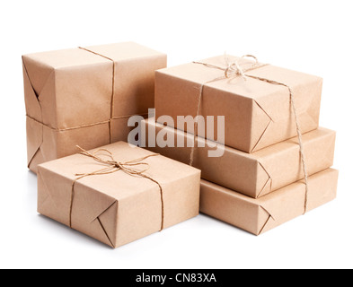 Gruppo di pacco avvolto marrone con della carta da imballaggio isolato su bianco Foto Stock