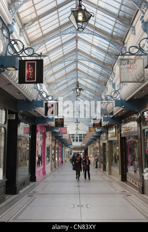 Leeds, West Yorkshire, Inghilterra, Regno Unito. Piccoli negozi tradizionali in Queens Arcade nel centro commerciale Foto Stock