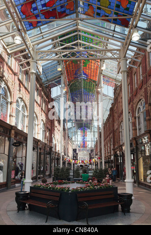 Harvey Nichols cafe e negozi di design in vetro macchiato coperta Queen Victoria Street arcade nel quartiere di Victoria shopping centre Foto Stock
