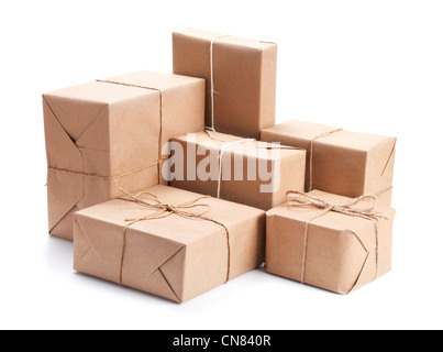 Gruppo di pacco avvolto marrone con della carta da imballaggio isolato su bianco Foto Stock