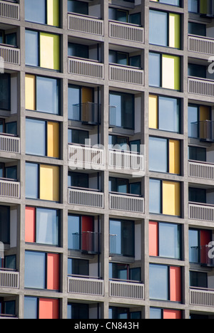 Dettaglio di colorati in rosso e in giallo i pannelli su Park Hill appartamenti, ristrutturato da Urban Splash & English Heritage, Sheffield, Regno Unito Foto Stock