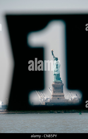 Stati Uniti, New York City, Manhattan, il quartiere finanziario, la Statua della Libertà si vede attraverso un numero di dock Foto Stock