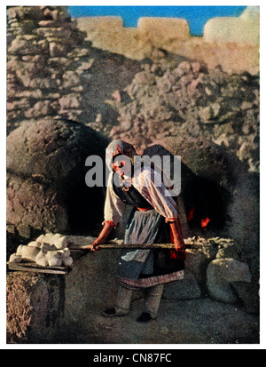 Pubblicato per la prima volta 1916 New Mexico Pueblo donna alla Laguna aprire il forno ad aria Foto Stock