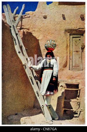 Pubblicato per la prima volta 1916 Water carrier di Acoma Nuovo Messico in mattoni di fango casa scala di legno di legno Foto Stock