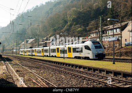 Treni passeggeri che arrivano a Bacharach nell'UNESCO elencati "Valle del Reno superiore e centrale', Renania Palatinato, Germania. Foto Stock