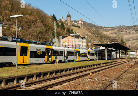 Treni passeggeri a Bacharach nell'UNESCO elencati "Valle del Reno superiore e centrale', Renania Palatinato, Germania. Foto Stock