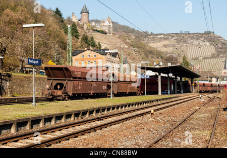 Treno merci passando attraverso Bacharach nell'UNESCO elencati "Valle del Reno superiore e centrale', Renania Palatinato, Germania. Foto Stock