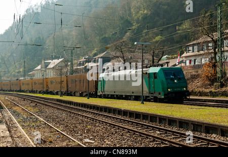 Treno merci passando attraverso Bacharach nell'UNESCO elencati "Valle del Reno superiore e centrale', Renania Palatinato, Germania. Foto Stock