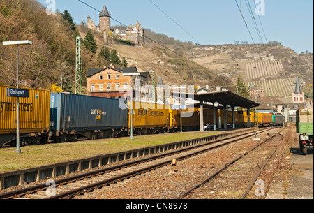 Treno merci passando attraverso Bacharach nell'UNESCO elencati "Valle del Reno superiore e centrale', Renania Palatinato, Germania. Foto Stock