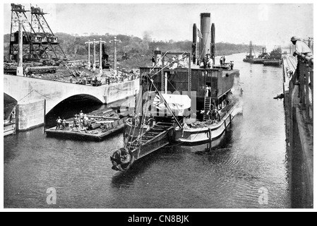 Pubblicato per la prima volta 1914 draga a vapore Gatun bloccare sul Canale di Panama Foto Stock