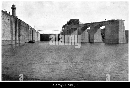 Pubblicato per la prima volta 1914 Serrature Gatun Panama Canal catena di guardia Foto Stock