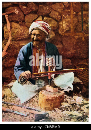 Pubblicato per la prima volta 1914 Palestina Village Carpenter riparazione Coltivatore Aratro agricoltura Foto Stock