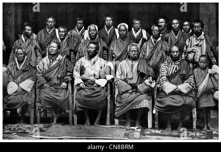 Pubblicato per la prima volta 1914 Sir Ugyen e consiglio Poonakha Jongpen Thimbu Zung Donyer Deb Zimpon Ugen Dorji Bhutan re cabinet Foto Stock