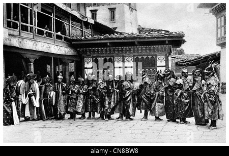 Pubblicato per la prima volta 1914 danzatori mascherati Tongsa trongsa Jong Bhutan Foto Stock