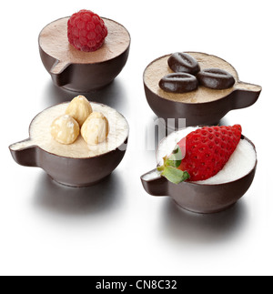 gruppo misto 4 dolci tazza di cioccolato tagliato fuori Foto Stock