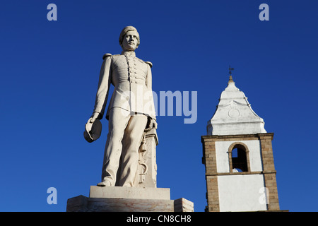 Re Dom Pedro V di Portogallo statua e il campanile a torre di Santa Maria da Devesa chiesa in Castelo de Vide, Alentejo, Portogallo. Foto Stock