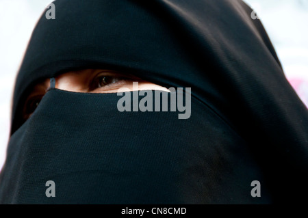 Donna egiziana di indossare Niqab Cairo Foto Stock