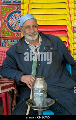 Uomo di fumare shisha centro cittadino del Cairo in Egitto Foto Stock