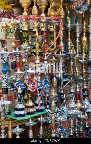Shishas in vendita nel mercato di Khan El Khalili Cairo, Egitto Foto Stock