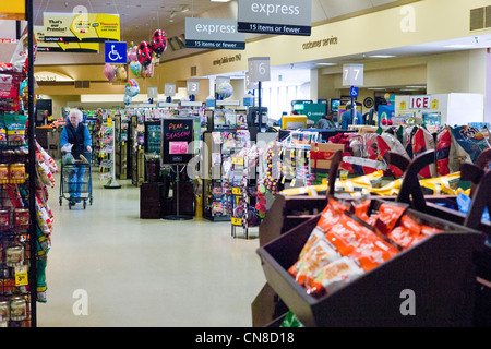 Donna anziana shopping presso un Safeway fruttivendolo, Salida, Colorado, STATI UNITI D'AMERICA Foto Stock