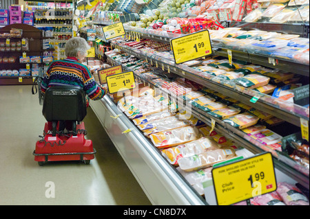Donna anziana shopping dal suo handicap carrello a Safeway fruttivendolo, Salida, Colorado, STATI UNITI D'AMERICA Foto Stock