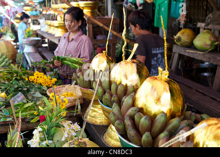 Una ragazza birmani in una bancarella di strada vende golden offerte al di fuori del Botataung Paya a Rangoon, Birmania Foto Stock