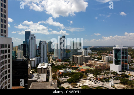 Vista attraverso il quartiere Brickell di Miami, FL, dal trentacinquesimo piano di un appartamento Torre. Foto Stock