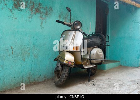 Scooter con Nike simbolo parcheggiato di fronte alla casa a Worli, Mumbai Foto Stock