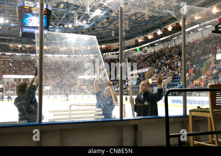 Nottingham Arena personale sostituzione Vetro plexi prima della prima semi finale dell'Elite Ice Hockey League giocare Foto Stock