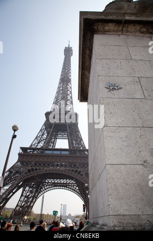 Un arte di strada pezzo da 'spazio invader' di Parigi vicino alla Torre Eiffel. Foto Stock