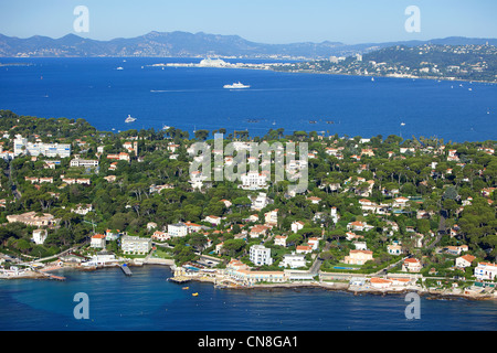 Francia, Alpes Maritimes, Antibes, Cap d'Antibes, Cannes in background (vista aerea) Foto Stock