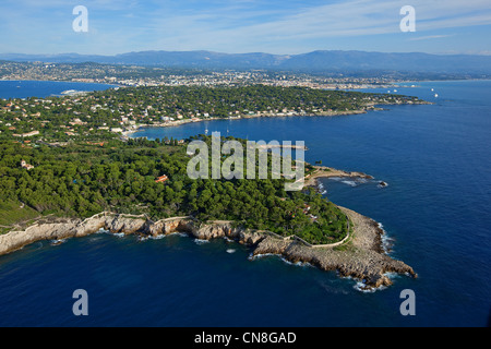 Francia, Alpes Maritimes, Antibes, Cap d'Antibes, Cap Gros, Garoupe beach in background (vista aerea) Foto Stock