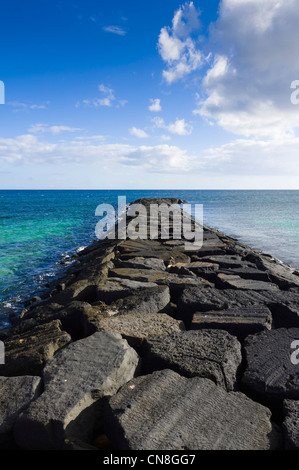 Lanzarote isole Canarie - un mare di lava barriera frangiflutti. Foto Stock