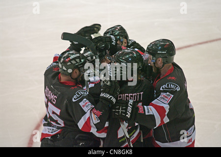 Cardiff Devils giocatori di congratularmi con il marcatore del loro terzo obiettivo Foto Stock