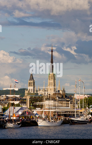 Francia, Seine Maritime, Rouen, Armada 2008, Tall navi ormeggiate nei bacini del fiume Senna e Cattedrale di Rouen nel Foto Stock
