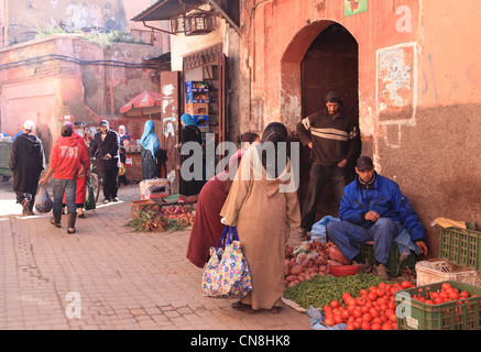 Locali di mercato di frutta e verdura nel trimestre Azbezt nel vecchio souk della medina di Marrakech, Marocco, Africa del nord Foto Stock