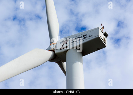 Eolicas de Lanzarote, SL. La generazione di energia eolica in alto sulla cresta a nord ovest di isola tra Teguise e Haria. Foto Stock