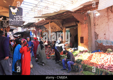 La gente del luogo al mattino la frutta e la verdura souk della medina di Marrakech, Marocco Foto Stock