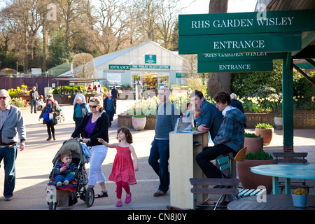 Ingresso al giardino RHS Wisley, nel Surrey, Inghilterra, Regno Unito. Foto Stock