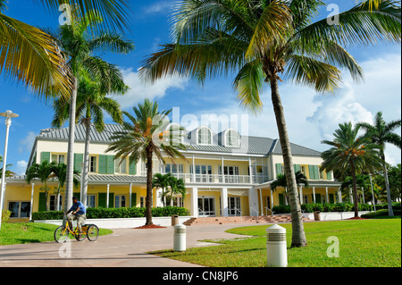 Bahamas, Grand Bahama Island, Freeport, Grand Lucayan Radisson, uomo passando su un triciclo Foto Stock