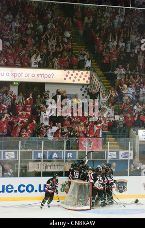 Cardiff Devils" i giocatori congratulazioni netminder Stevie Lyle di fronte ai propri tifosi dopo il salvataggio di tre colpi di penalità. Foto Stock