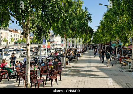 Francia, Meuse, Verdun, Quai de Londres, sidewalk cafe su un sentiero pedonale lungo il fiume Meuse, consumatori seduti intorno Foto Stock