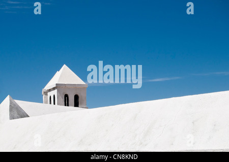 Cielo blu e bianco camini Foto Stock