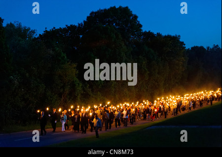 Francia, Meuse, Douaumont, Douamont ossario, fiaccolate durante l'evento annuale chiamato La quattro giorni di Verdun, Night parade di Foto Stock