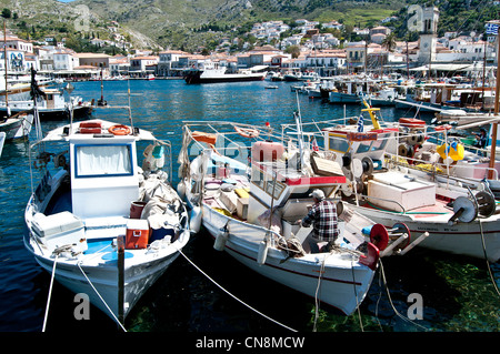 Hydra Island - Grecia, porto di pescatori tradizionali barche Foto Stock