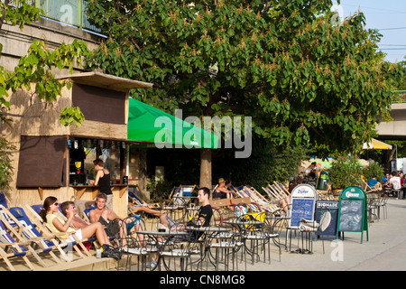Austria, Vienna, Canale del Danubio, quay in estate, pop up bar Foto Stock