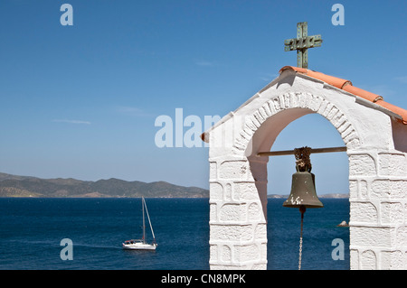 Hydra Island, Grecia- torre campanaria sullo sfondo del mare blu e yacht Foto Stock