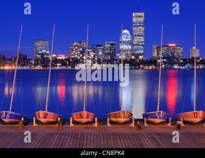 Barche ormeggiate contro il Cityscape di Back Bay di Boston, Massachusetts, STATI UNITI D'AMERICA dal fiume Charles. Foto Stock