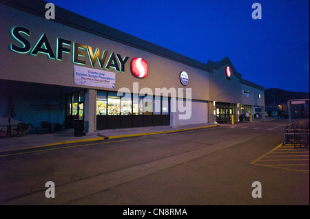 Esterno vista del tramonto di un Safeway fruttivendolo, Salida, Colorado, STATI UNITI D'AMERICA Foto Stock