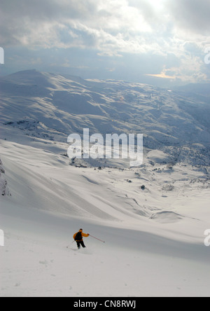 Il Libano, Monte Libano, Jabal Sannine Mountain Range, backcountry sciatore durante la discesa di Sannine lato ovest Foto Stock